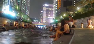 Cheonggye Stream at night