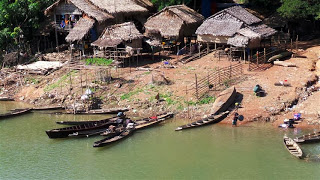 Thanlwin River houses