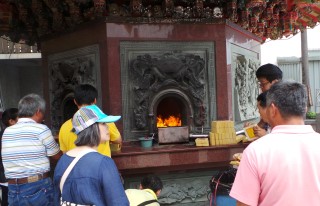 Sacrificing Money at Dali Temple