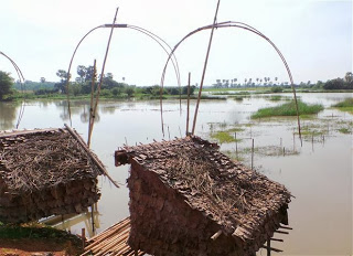 Fishing shelters on the way to Saddar Cave