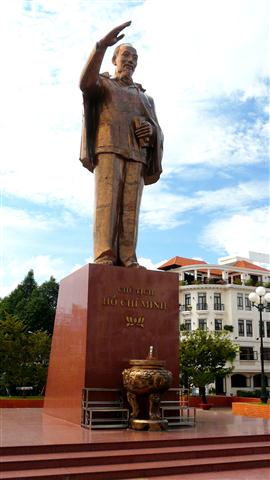 Ho_Chi_Minh_statue