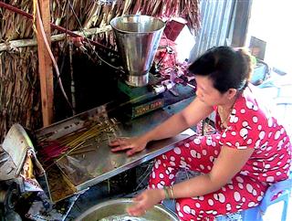 Making_incense_sticks