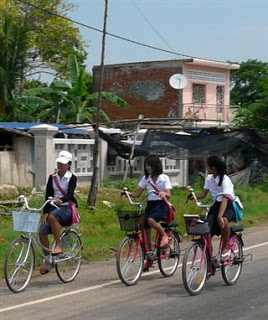 School_girls_cycling