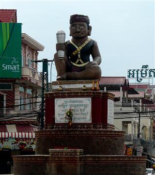 Ta_Khamau_statue