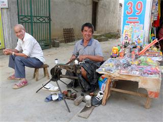 guangxi_maling_shoe_repairer